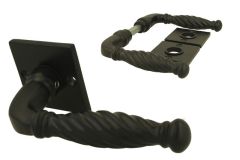 Deurklink gietijzer zwart, getordeerde greep, vierkant rozet