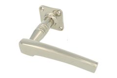 Enkele deurklink rechtswijzend rozet messing vernikkeld 1895